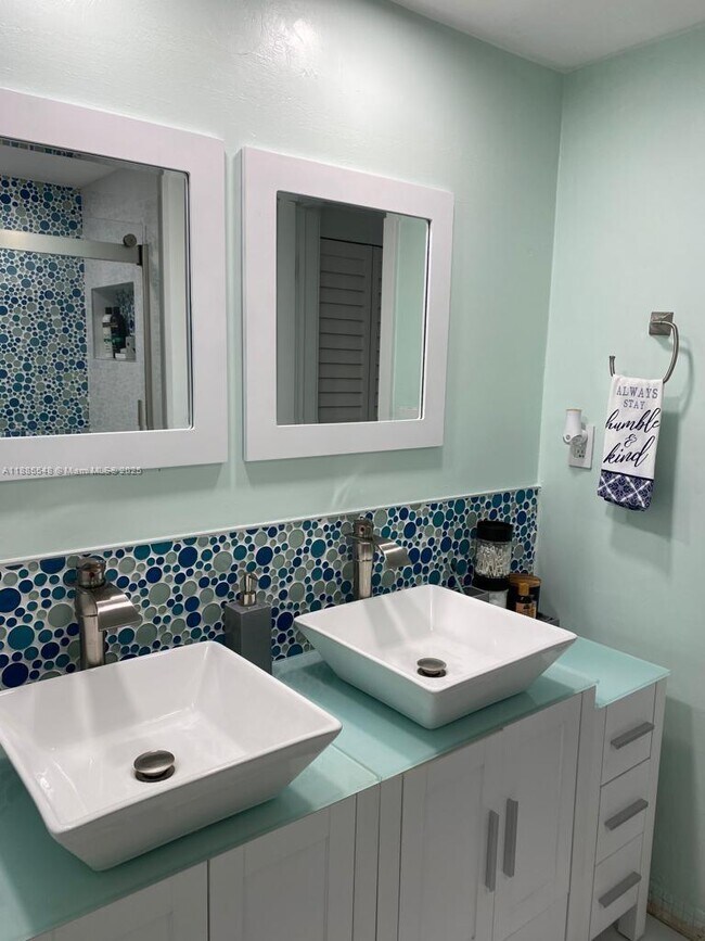 Building Photo - 2539 S Bayshore Dr