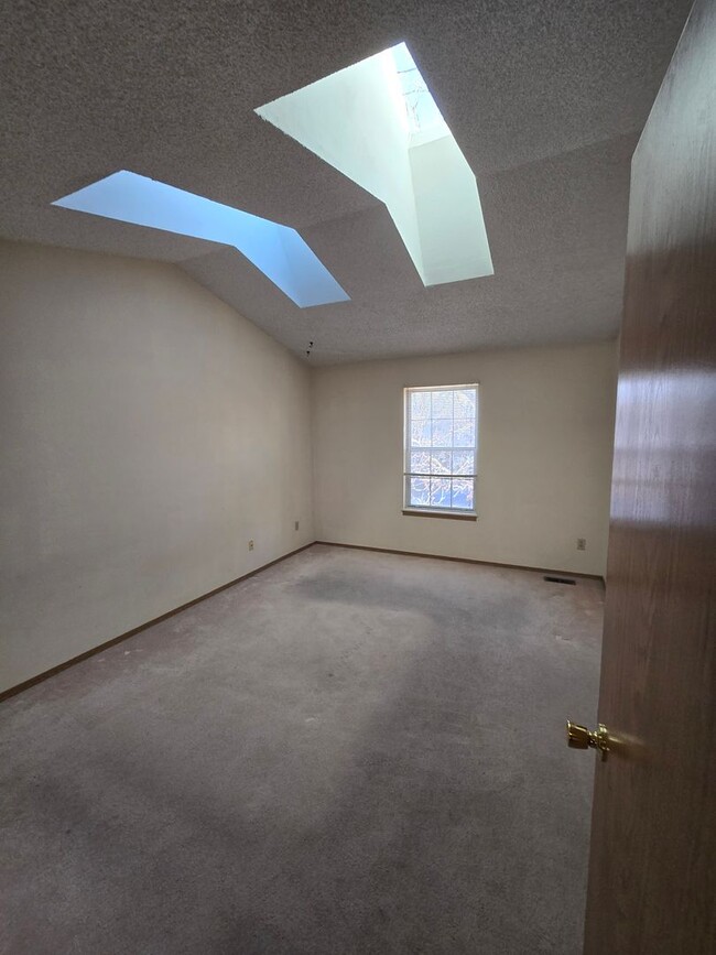 Building Photo - 2 Bedroom Townhouse with Unfinished Baseme...