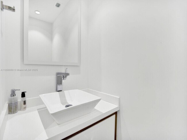 Building Photo - 888 Brickell Key Dr