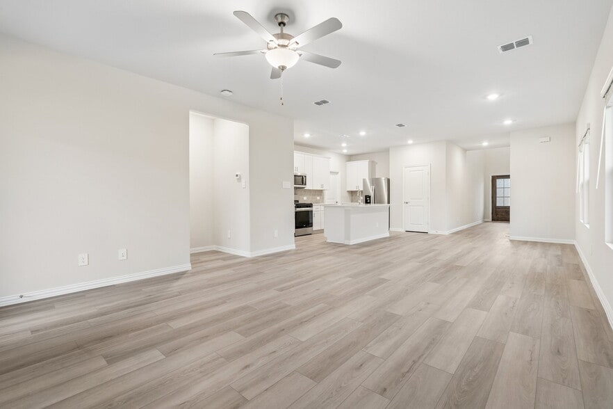 Building Photo - 702 Dotty Dr