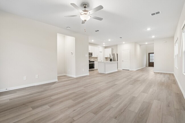 Building Photo - 702 Dotty Dr