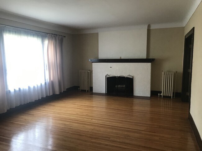 Building Photo - Move in Ready 4 Bedroom 2.5 Bath