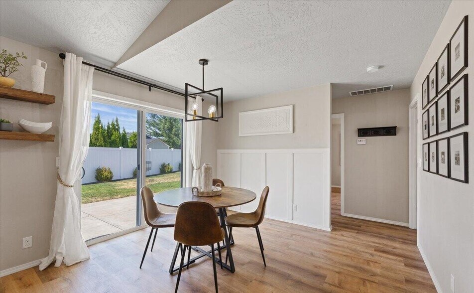 Dining - 3040 W Dumont Dr