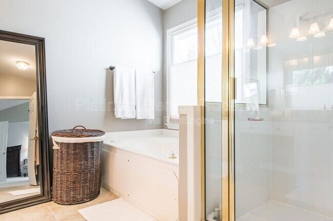 Building Photo - 925 Briars Bend