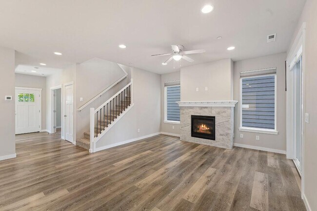 Building Photo - Beautiful Puyallup Corner Lot Home with Office, A/C, Formal Dining & Bonus Loft!
