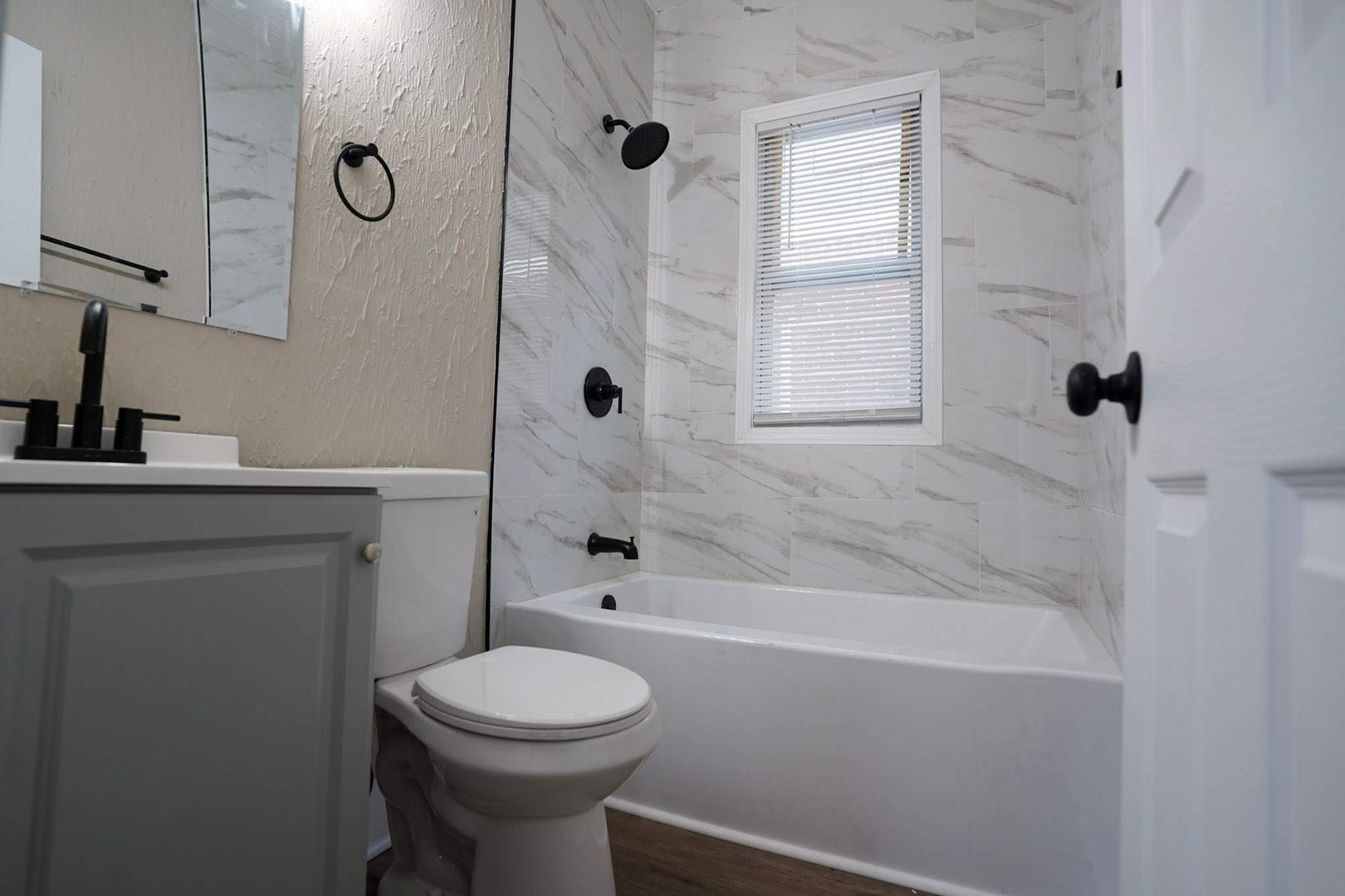 Building Photo - This beautifully updated 5-bedroom, 1-bath single-family home is ready for move-in!