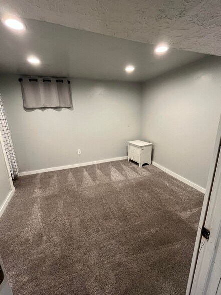 Building Photo - 280 N Silver Star Dr