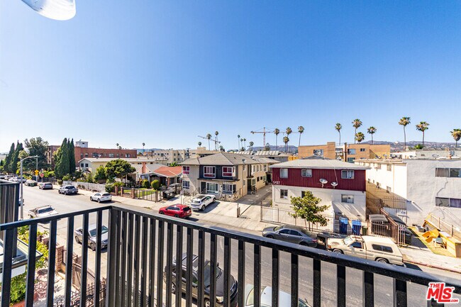 Building Photo - 5436 Romaine St