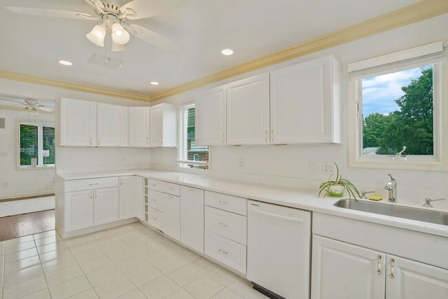 Building Photo - North Arlington 4 BR 5.5 BA Home