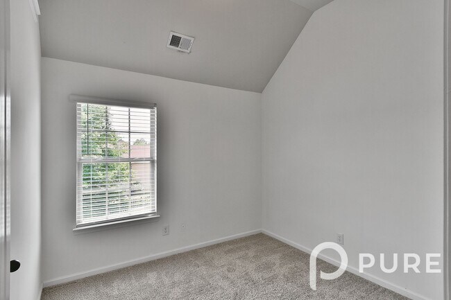 Building Photo - 522 Moulton Way