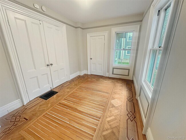 Building Photo - 611 Main St