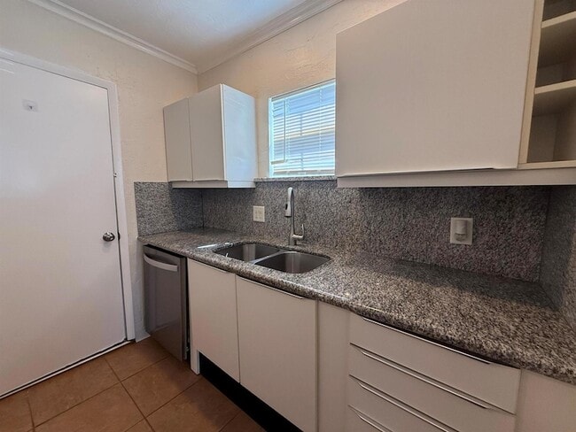 Building Photo - 359 Greenbriar Dr