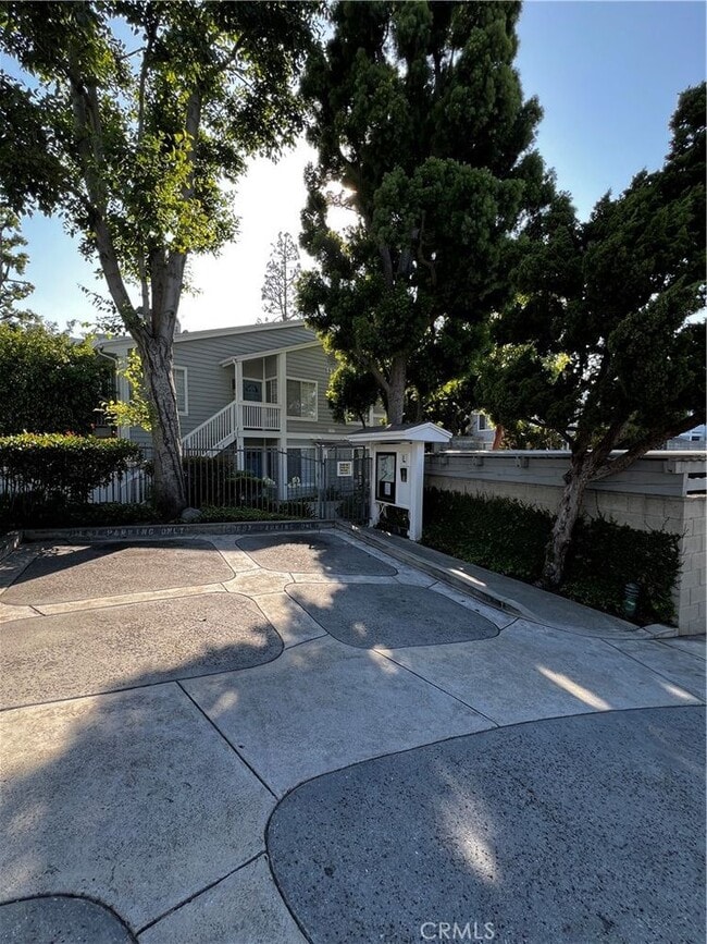 Building Photo - 1326 W Park Western Dr