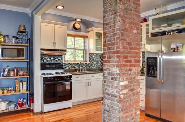 Building Photo - Carriage House