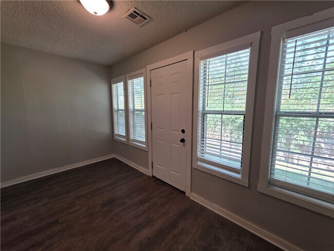 Building Photo - 1008 N Turtle Creek Dr