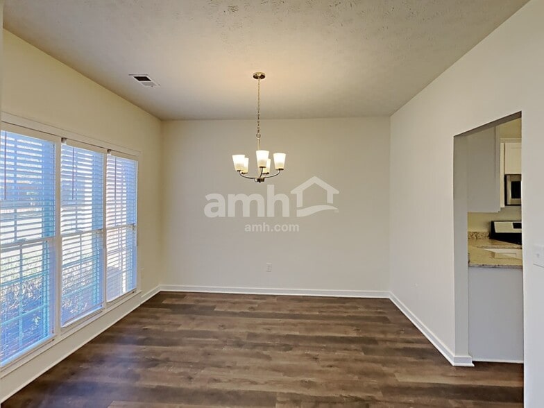 Building Photo - 3075 Kings Dr