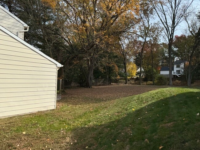 Building Photo - Very well maintained 4BR 2.5BA Colonial mo...