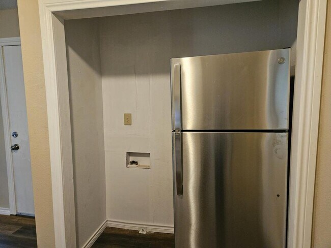 Building Photo - 817 Cresthill Rd