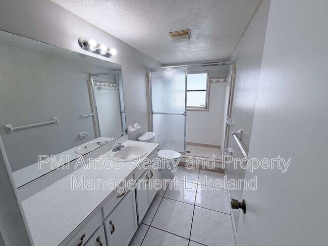 Building Photo - 827 W Carole St