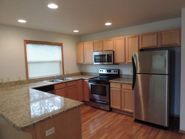 Building Photo - Pet Friendly 3 Bdrm Townhouse with Lock-of...