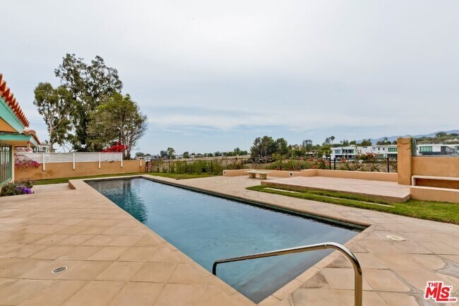 Building Photo - 401 Alma Real Dr