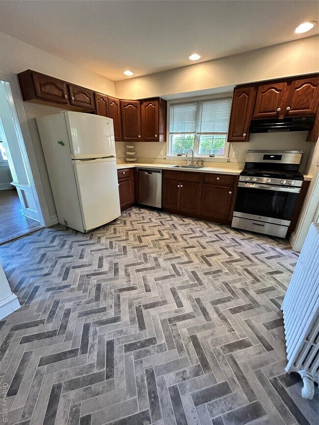 Building Photo - 24 Arnold Ave