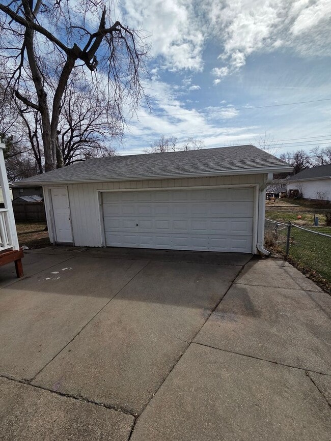 Building Photo - Newly remodeled 4/2/2 with fenced in backyard