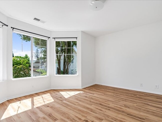 Building Photo - Healdsburg 2BR/1.5, 2 story, walk to downt...