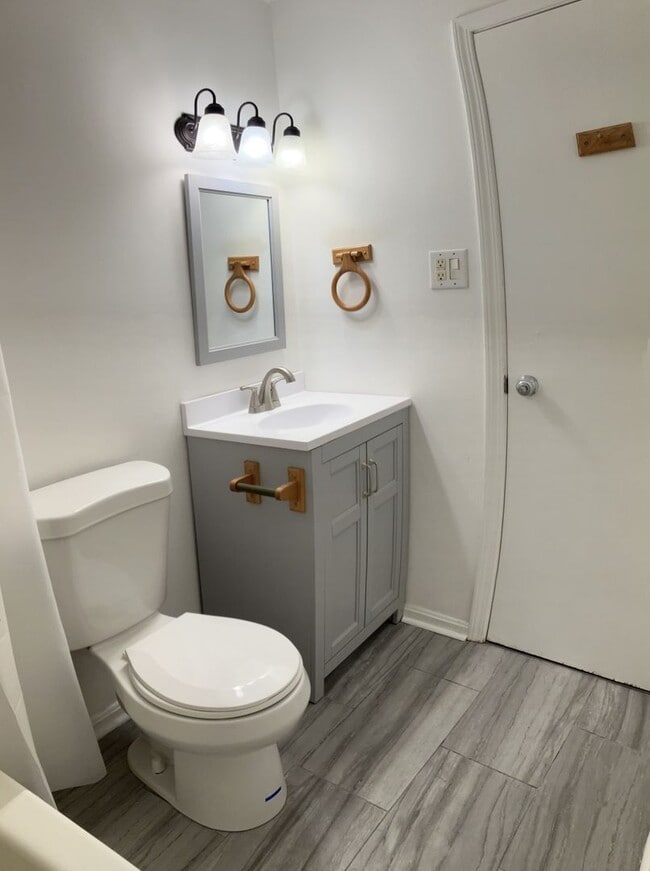 Building Photo - Attractive Townhouse! 4 BR, 2 Baths; Priva...