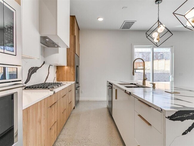 Building Photo - 605 N Idaho Ave