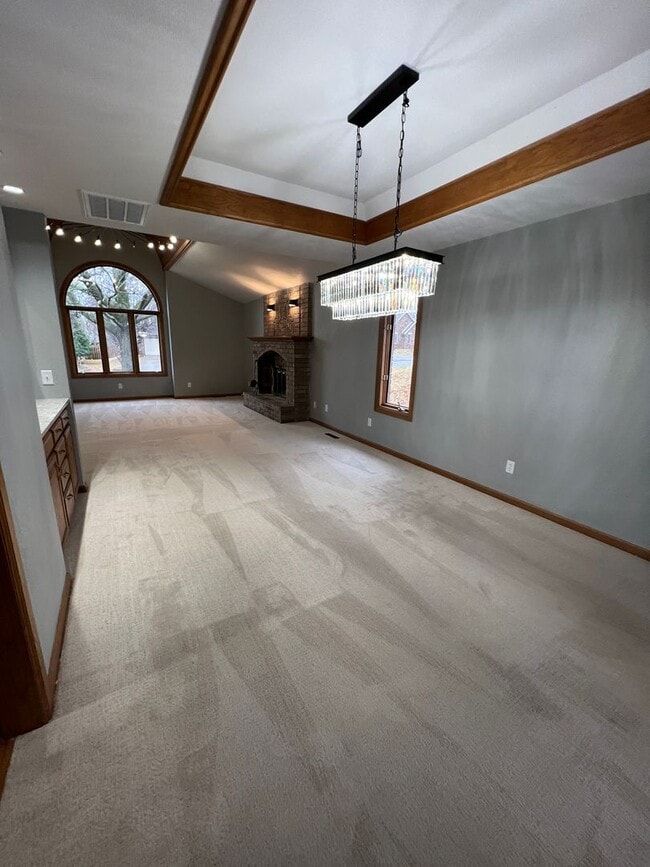 Building Photo - 5 bedroom/3 bath w/mother in law style qua...