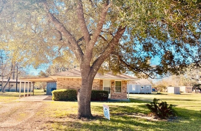 Building Photo - BEAUTIFUL COUNTRY 2 BEDROOM LEASE HOME IN ...