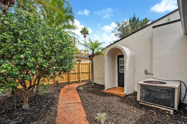 Building Photo - 907 SW 15th Terrace