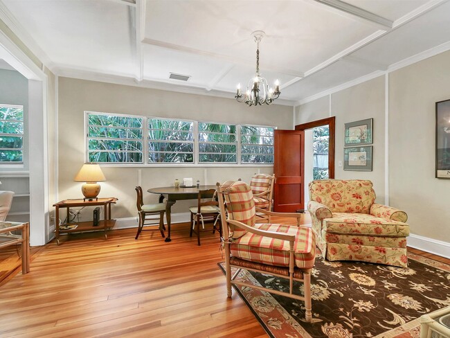 TV/Dining Area - 637 40th St