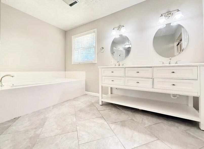 Building Photo - 4013 Heather Ct