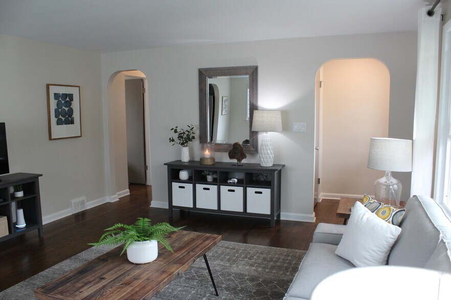 Building Photo - 1130 W 35th St