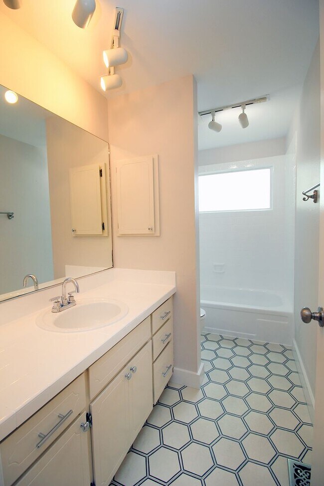 Building Photo - Freshly Remodeled Sprawling 3 Bed, 2 Bath ...