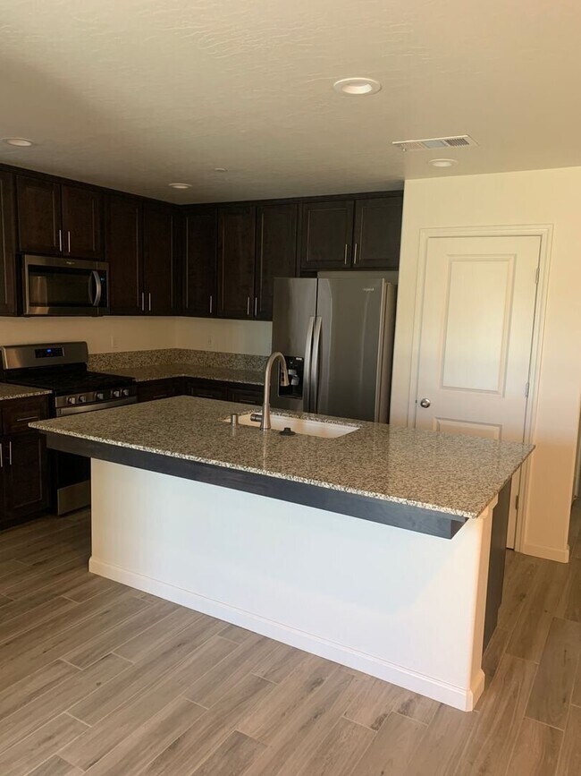 Building Photo - Beautiful 3 Bedroom 2 Bath Home in North Hanford