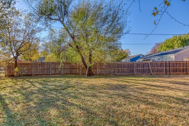 Building Photo - 2 bedroom/1 bathroom - Centrally Located in Norman!!