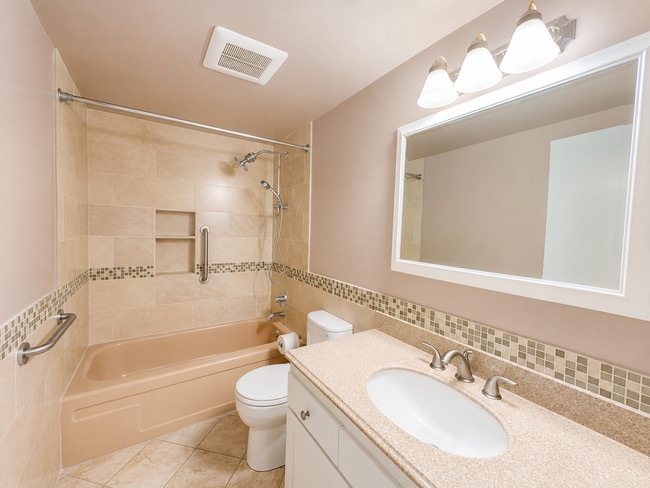 Building Photo - Live Next to Washington Park! Spacious 2-Bedroom Condo with Pool!