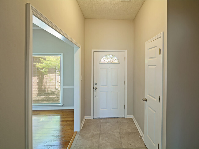 Building Photo - 3 Bedroom with BONUS room, 2 bathrooms. Ne...