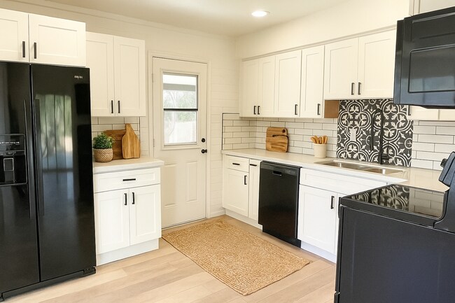 Building Photo - 37830 N Linda Dr