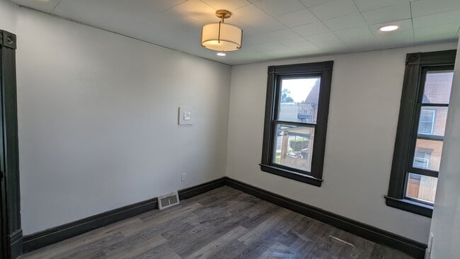 Building Photo - 424 Deer Ln