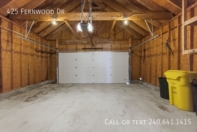 Building Photo - 425 Fernwood Dr