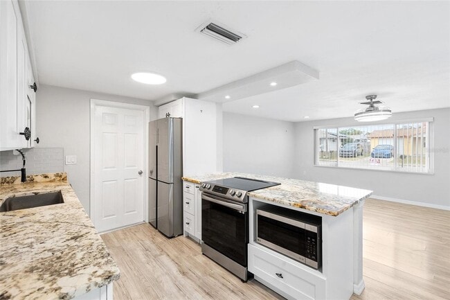 Building Photo - 5648 Saren Dr