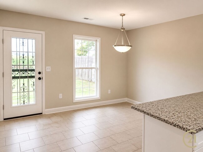 Building Photo - 3bed/2bath Home south of bypass