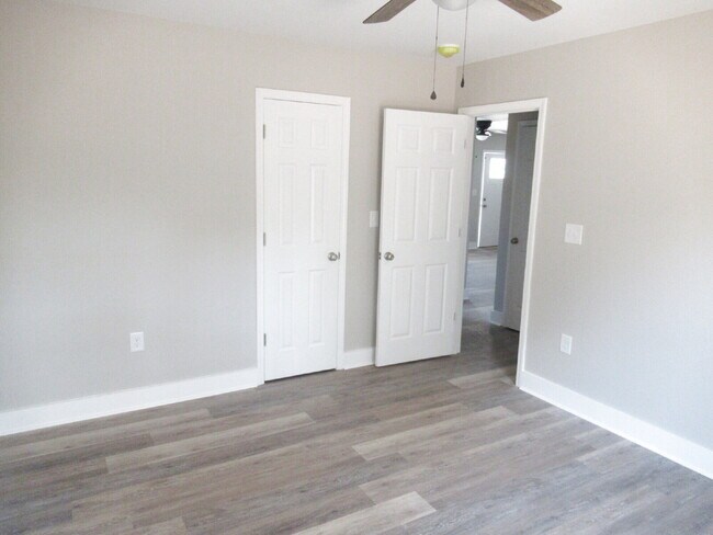 Building Photo - New Duplex in Northbrook School District for Rent!