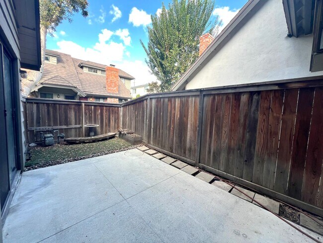 Building Photo - 3 Bed/2.5 Bath Townhome In Eastside Costa ...