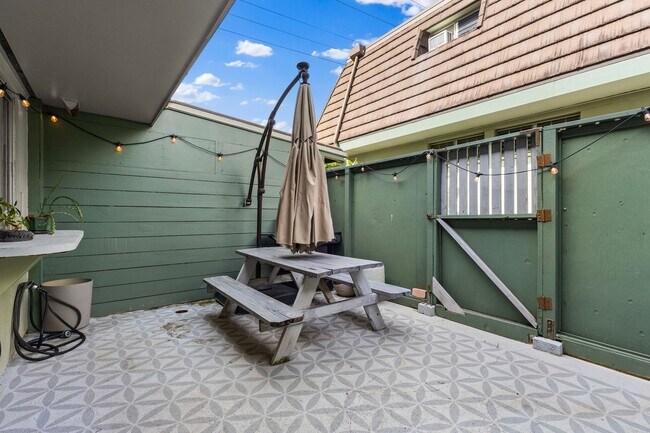 Building Photo - Spacious 3-Bedroom Townhome Across from Pearlridge – Available April 5