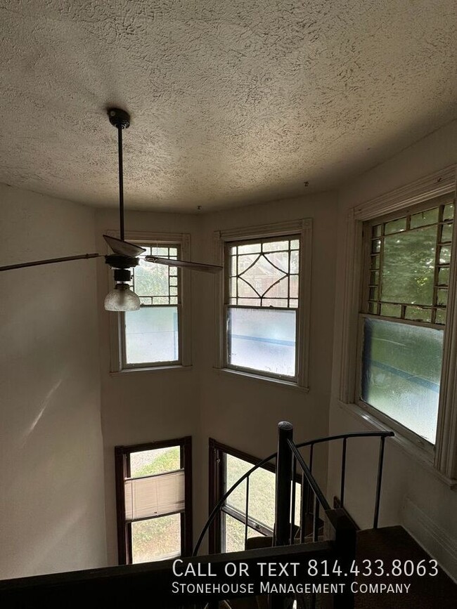 Building Photo - Beautiful Downtown Loft available!